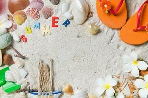 bunt Sommer- Text mit oraneg Sandale, Meer Muscheln foto