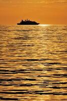 Passagier Schiff beim Sonnenuntergang foto
