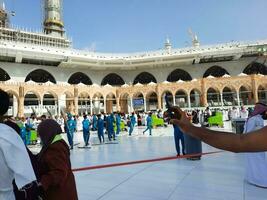 Mekka, Saudi Arabien, kann 2023 - - Reinigung Besatzungen sind beschäftigt Reinigung das Hof von Masjid al-haram, Mekka während das Tag. foto
