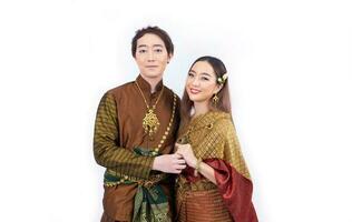 Paar von Mann und Ehefrau tragen thailändisch traditionell Kleider isoliert auf Weiß Hintergrund foto