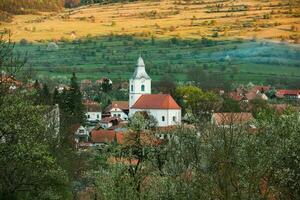 Rimetea ist ein klein Dorf gelegen im Siebenbürgen, Rumänien. es ist gelegen im das apuseni Berge und ist bekannt zum es ist malerisch Rahmen und Gut konserviert ungarisch architektonisch Stil. foto