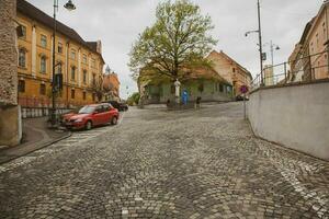 mittelalterlich Straße mit historisch Gebäude im das Herz von Rumänien. sibiu das östlichen europäisch Zitadelle Stadt. Reise im Europa foto