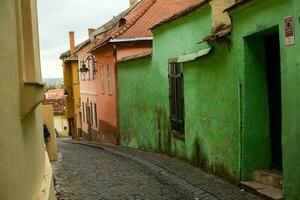 mittelalterlich Straße mit historisch Gebäude im das Herz von Rumänien. sibiu das östlichen europäisch Zitadelle Stadt. Reise im Europa foto