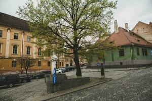 mittelalterlich Straße mit historisch Gebäude im das Herz von Rumänien. sibiu das östlichen europäisch Zitadelle Stadt. Reise im Europa foto