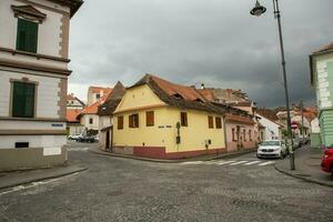 mittelalterlich Straße mit historisch Gebäude im das Herz von Rumänien. sibiu das östlichen europäisch Zitadelle Stadt. Reise im Europa foto