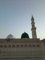 schön Morgen Aussicht von Masjid al Nabawi, Medinas Grün Kuppel, Minarette und Moschee Hof. foto