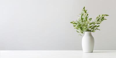 Produkt Vitrine. Innere Design Inspiration Tabelle mit Grün Pflanze und Weiß Vase auf ein Tabelle im Haus ai generiert foto