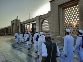 Medina, Saudi Arabien, kann 2023 - - Pilger von anders Länder von das Welt sind eintreten das historisch jannat ul baqi Friedhof von Medina. foto