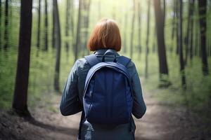 zurück Aussicht jung Frau mit ein Rucksack Stehen im das Wald. Freiheit und Natur Konzept. ai generiert foto