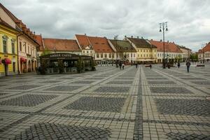 mittelalterlich Straße mit historisch Gebäude im das Herz von Rumänien. sibiu das östlichen europäisch Zitadelle Stadt. Reise im Europa foto