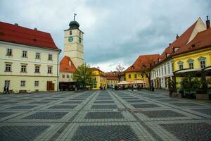 mittelalterlich Straße mit historisch Gebäude im das Herz von Rumänien. sibiu das östlichen europäisch Zitadelle Stadt. Reise im Europa foto