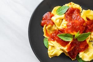 italienische Tortellini-Nudeln mit Tomatensauce foto