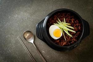 koreanische Instantnudeln mit schwarzer Bohnensauce mit Gurken und gekochtem Ei