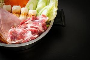 Sukiyaki oder Shabu Hot Pot Suppe mit rohem Fleisch und Gemüse - japanische Küche