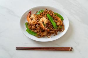 gebratene Yakisoba-Nudeln mit grünen Erbsen und Shrimps - asiatische Küche foto