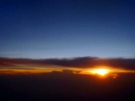 Antenne Aussicht von dramatisch Blau Himmel und dunkel Wolken im das Abend Dämmerung, Sonnenuntergang, Wolkengebilde, Himmelslandschaft, Silhouette Wolken, Natur Hintergrund foto