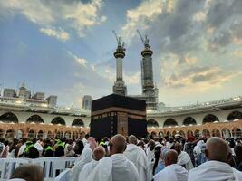 Mekka, Saudi Arabien, Juni 2023 - - Pilger von anders Länder um das Welt ausführen Tawaf im das Hof von Masjid al haram, Mekka im das Abend. foto