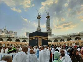 Mekka, Saudi Arabien, Juni 2023 - - Pilger von anders Länder um das Welt ausführen Tawaf im das Hof von Masjid al haram, Mekka im das Abend. foto