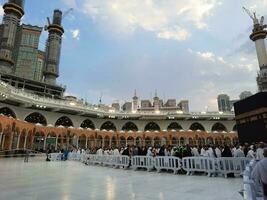 Mekka, Saudi Arabien, Juni 2023 - - Pilger von anders Länder um das Welt ausführen Tawaf im das Hof von Masjid al haram, Mekka im das Abend. foto