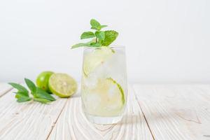 Iced Lime Soda mit Minze - erfrischendes Getränk foto