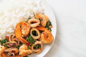 Reis und gebratene Meeresfrüchte, Garnelen und Tintenfisch, mit thailändischem Basilikum - asiatische Küche food foto