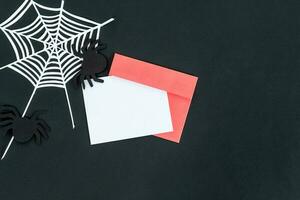 kreativ Halloween Komposition Karte, Rosa Umschlag, Spinne, Spinne Netz auf schwarz Hintergrund mit Platz zum Text, oben Sicht. foto