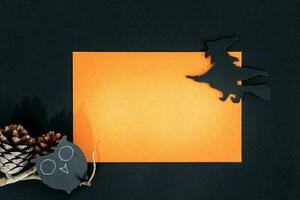 Halloween Einladung. das Eule und Hexe auf Orange und schwarz Hintergrund. foto
