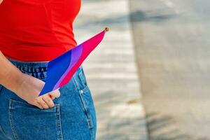 Geschlecht komisch. klein bisexuell Stolz Flagge. selektiv Fokus. foto