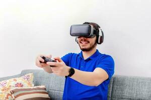 bärtig Mann mit das virtuell Wirklichkeit Headset und Regler. foto