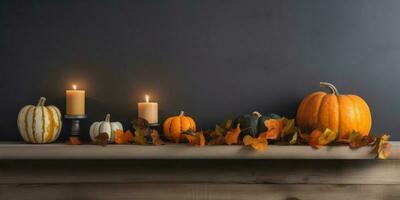 Reihe von Kürbisse, fallen Blätter und Kerzen auf hölzern Regal auf grau Hintergrund. foto