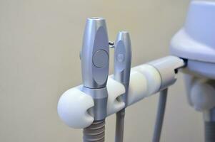 zahnärztliche Instrumente und Werkzeuge in einer Zahnarztpraxis foto