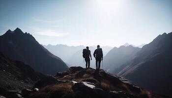 zwei Silhouette Menschen Wandern Berg Gipfel, genießen Natur Freiheit generiert durch ai foto