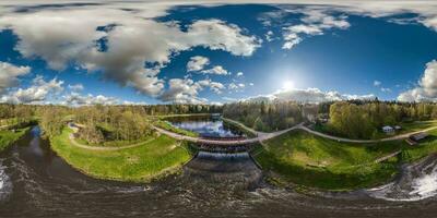 Antenne voll nahtlos kugelförmig hdri 360 Panorama Aussicht Über Damm sperren Schleuse auf See ungestüm Wasserfall mit schön Wolken im gleichwinklig Projektion, vr Inhalt foto