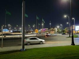 Jeddah, Saudi Arabien, Juni 2023 - - ein schön Aussicht von Saudi arabisch Flaggen fliegend beim jeddah Corniche Straße Überschneidung beim Nacht. foto