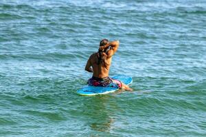 Rio de Janeiro, RJ, Brasilien, 05.08.2023 - - Surfer Reiten Wellen auf arpoador Strand, Ipanema foto