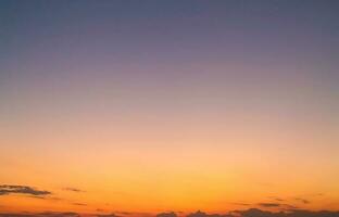 Dämmerung Himmel mit Wolke und bunt Sonnenuntergang Natur abstrakt Hintergrund foto