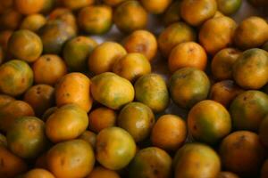 Stapel von frisch Mandarin Orangen im ein Obst Markt. foto