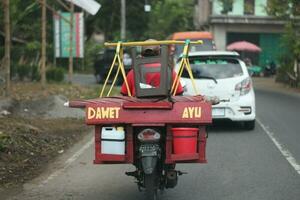 magelang , zentral Java, Indonesien - - Juni 21, 2023- das dawet ayu Wagen Verwendet ein Motorrad zu erhalten um. foto