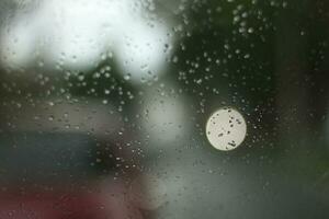 Tau und Regentropfen auf Windschutzscheibe foto