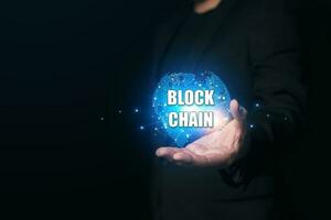 Geschäftsmann halten Welt Blockchain Technologie Konzept. Geschäftsmann halten Welt Blockchain Technologie Konzept. foto