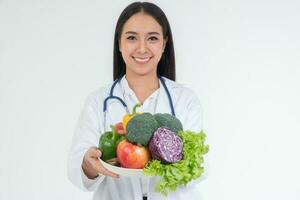 arzt oder ernährungsberater, der frisches obst orange, rote und grüne äpfel hält und in der klinik lächelt. gesundes ernährungskonzept der ernährung als rezept für eine gute gesundheit, obst ist medizin foto