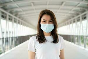 Porträt von ein jung Frau im ein medizinisch Maske zum Anti-Coronavirus covid-19 Pandemie ansteckend Krankheit Ausbruch Schutz im Öffentlichkeit Bereich. Konzept von Virus Pandemie und Verschmutzung foto