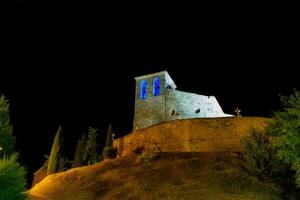 katholisch Kirche beim Nacht beleuchtet mit künstlich Licht foto