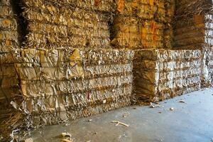 Stapel Papierabfälle vor dem Schreddern beim Recycling foto