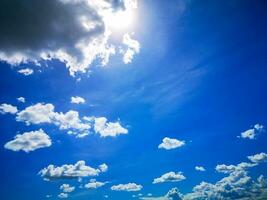 Wolken und Blau sonnig Himmel, Weiß Wolken Über Blau Himmel, Antenne Sicht, Natur Blau Himmel Weiß Klampe Wetter. foto