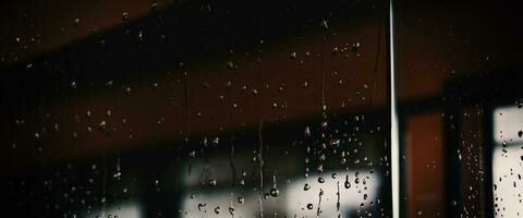 Regen fallen auf Fenster Glas von Kaffee Geschäft und verschwommen Stadt Leben Hintergrund. regnerisch Jahreszeit und verschwommen Menschen Stadt Tag Leben oder Bokeh Nacht Beleuchtung draußen Fenster. Kaffee Geschäft Fenster bedeckt mit Regen Wasser foto