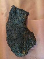ein groß Stück von geräuchert Rindfleisch Bruststück auf das Rippen mit ein dunkel Kruste. foto