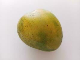 Mango Obst auf Weiß Hintergrund. Mango ist ein tropisch Frucht. foto