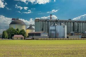 Agro Silos auf agro-industriell Komplex und Korn Trocknen und Saat Reinigung Linie. foto