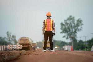 Bauingenieur, der die Arbeiten auf der Baustelle überwacht foto